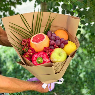 Букет из альстромерий и фруктов