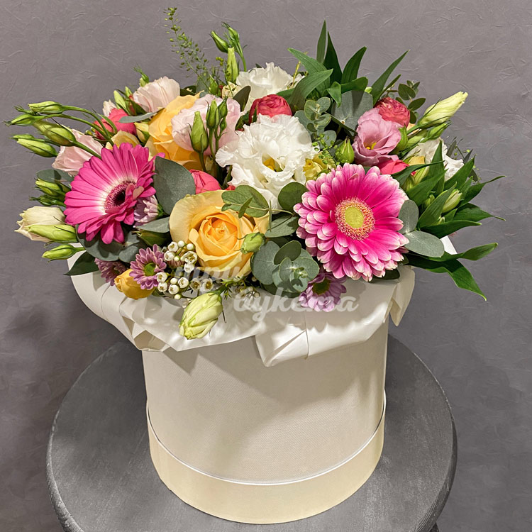 Герберы и розы в коробке (крупный план)