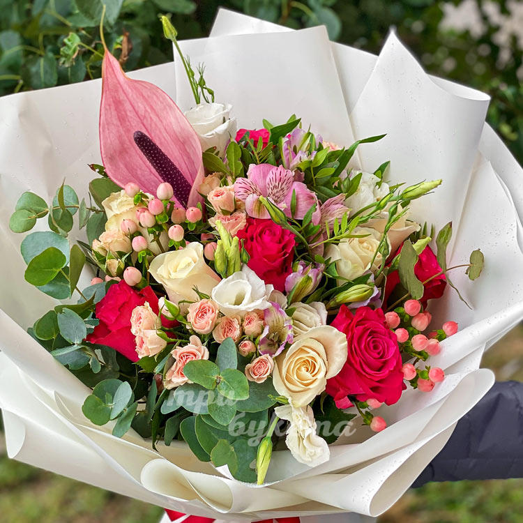 Букет «Яркий гранат» (букет в руке)