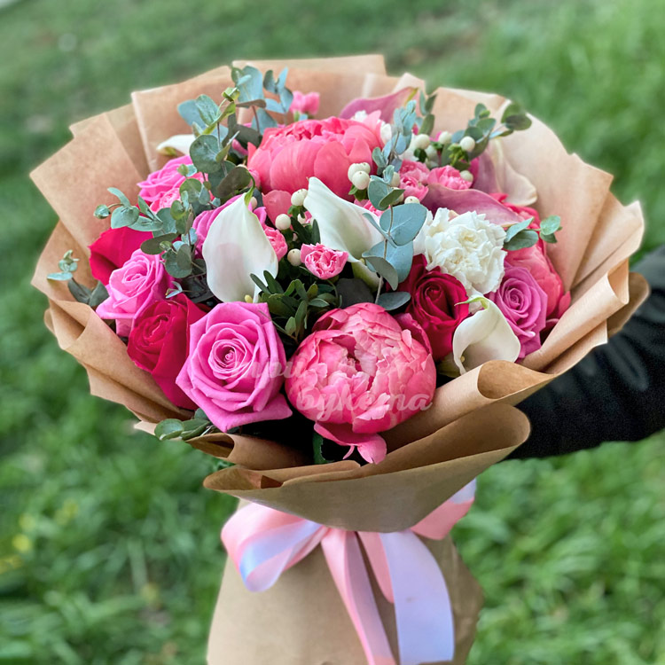Букет из пионов в крафт-бумаге (на фоне травы)