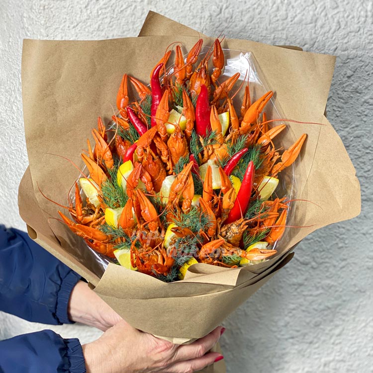 Букет из раков и лимона (в руках)