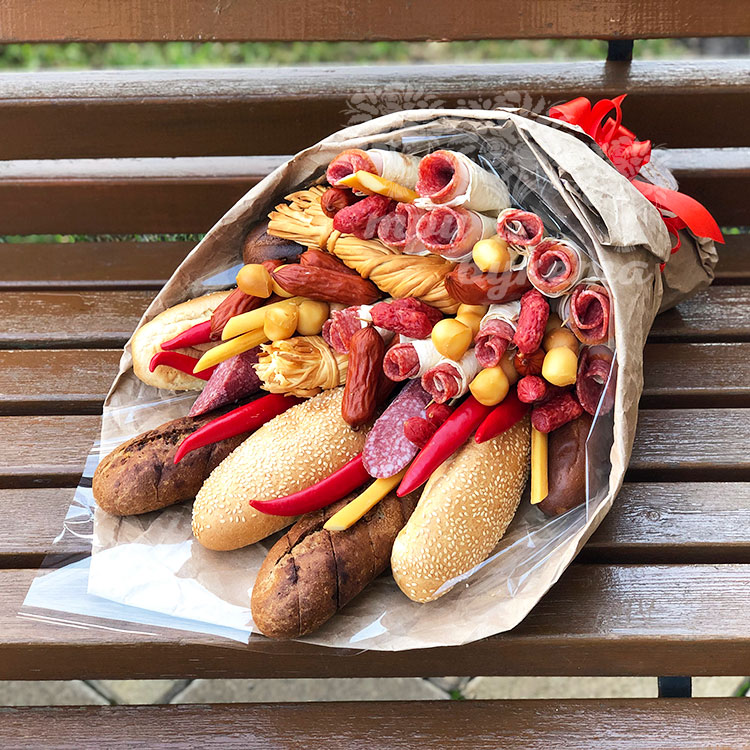 Мужской букет из мясной нарезки (на скамейке 2)