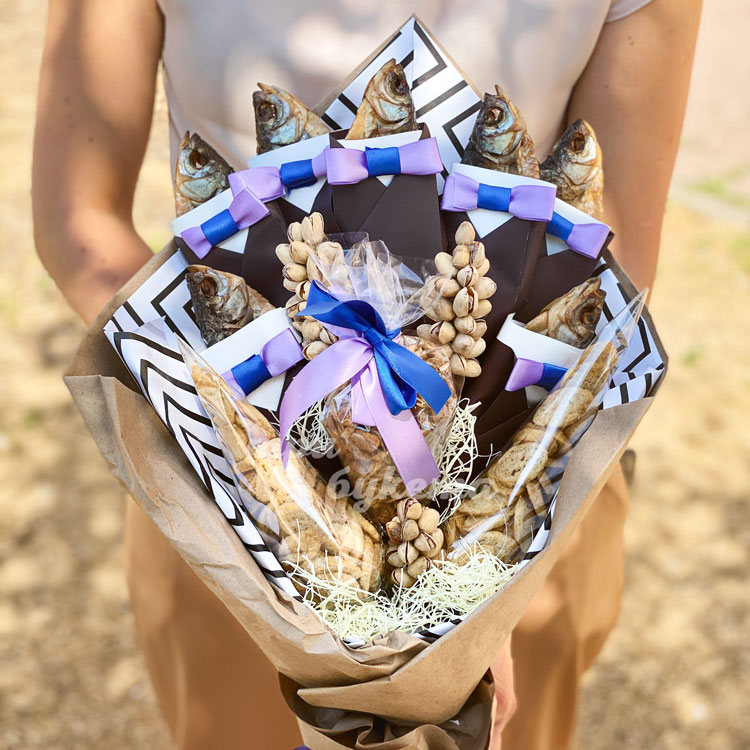 Мужской букет из рыбы и сухариков (в руках)