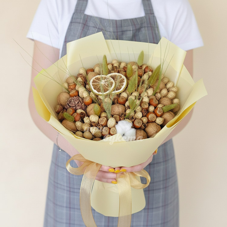 Букет из орехов и корицы