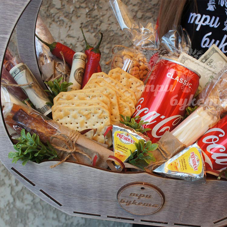 Аппетитный набор с закуской и колой (вблизи)