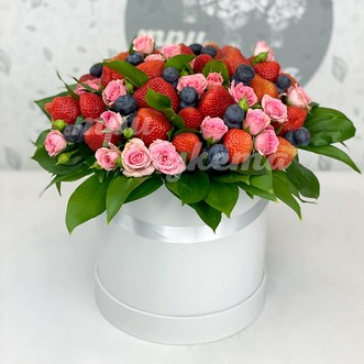 Клубника и голубика в коробке