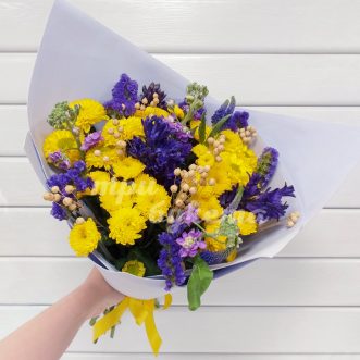 Букет из вероники и хризантем