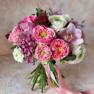 Букет из ранункулюсов и орхидей