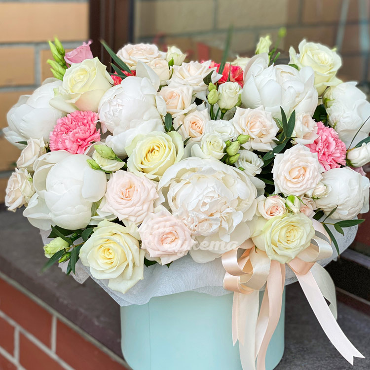 Пионы, розы и эустомы в коробке (на подоконнике)