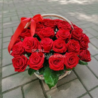 39 красных роз в корзине