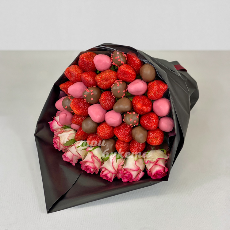 Букет из 40 клубник и 7 роз