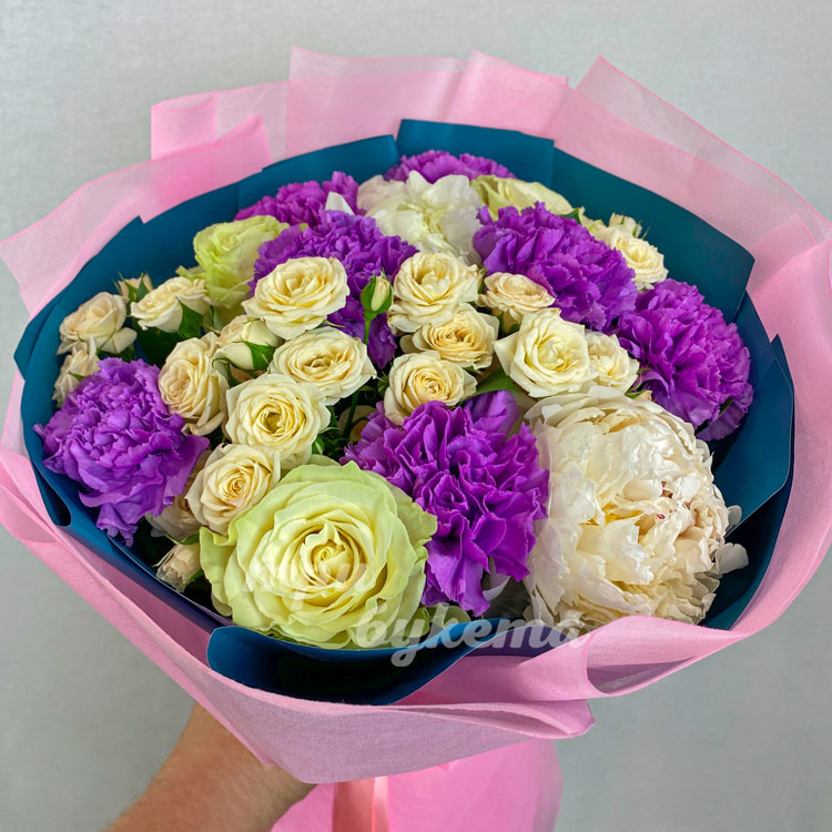 Фиолетовые гвоздики с розами (крупный план)