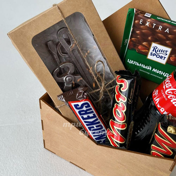 Конверт на 23 февраля со сладостями (крупный план)