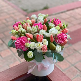 Тюльпаны, гвоздики и эустомы в коробке Тюльпаны, гвоздики и эустомы в коробке