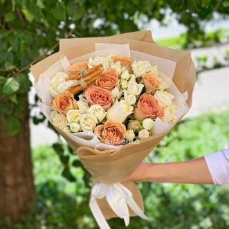 Букет белых роз и роз Капучино на 8 марта