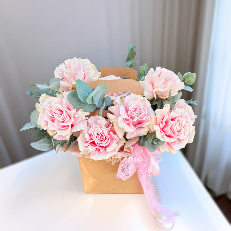 Коробочка с розовыми розами и эвкалиптом