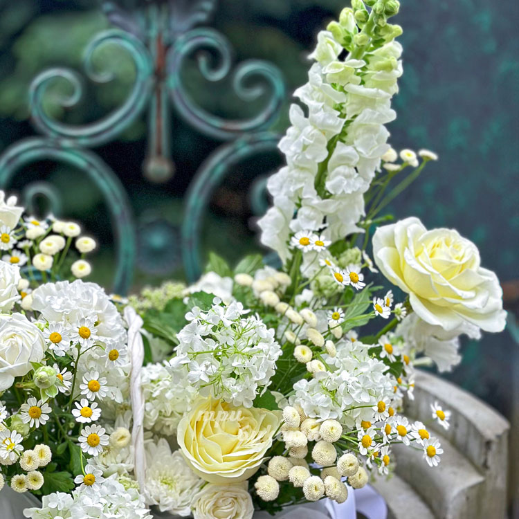Корзина белых ромашек, хризантем и роз (крупный план справа)