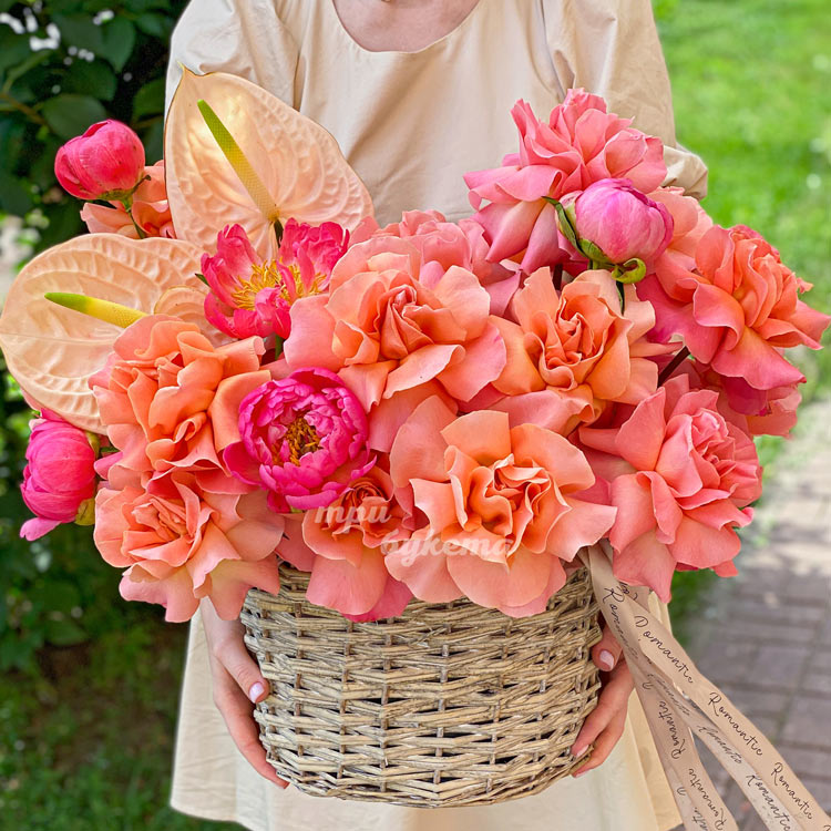 Корзина коралловых роз и розовых пионов (крупный план)